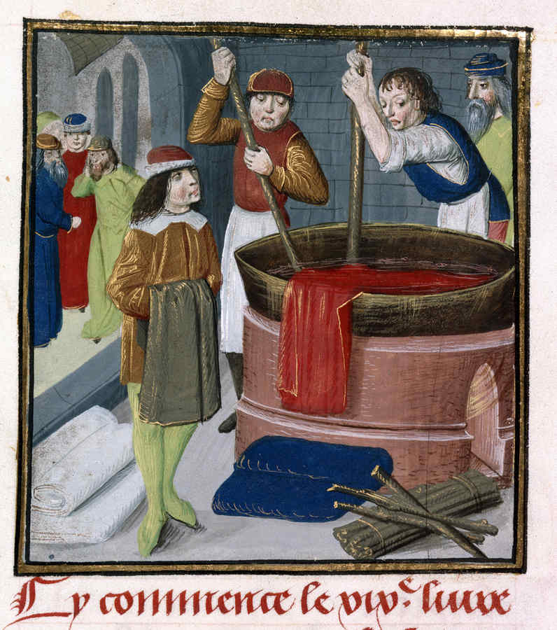 Teinturiers trempant du tissu rouge dans une cuve chauffée, enluminure 1482